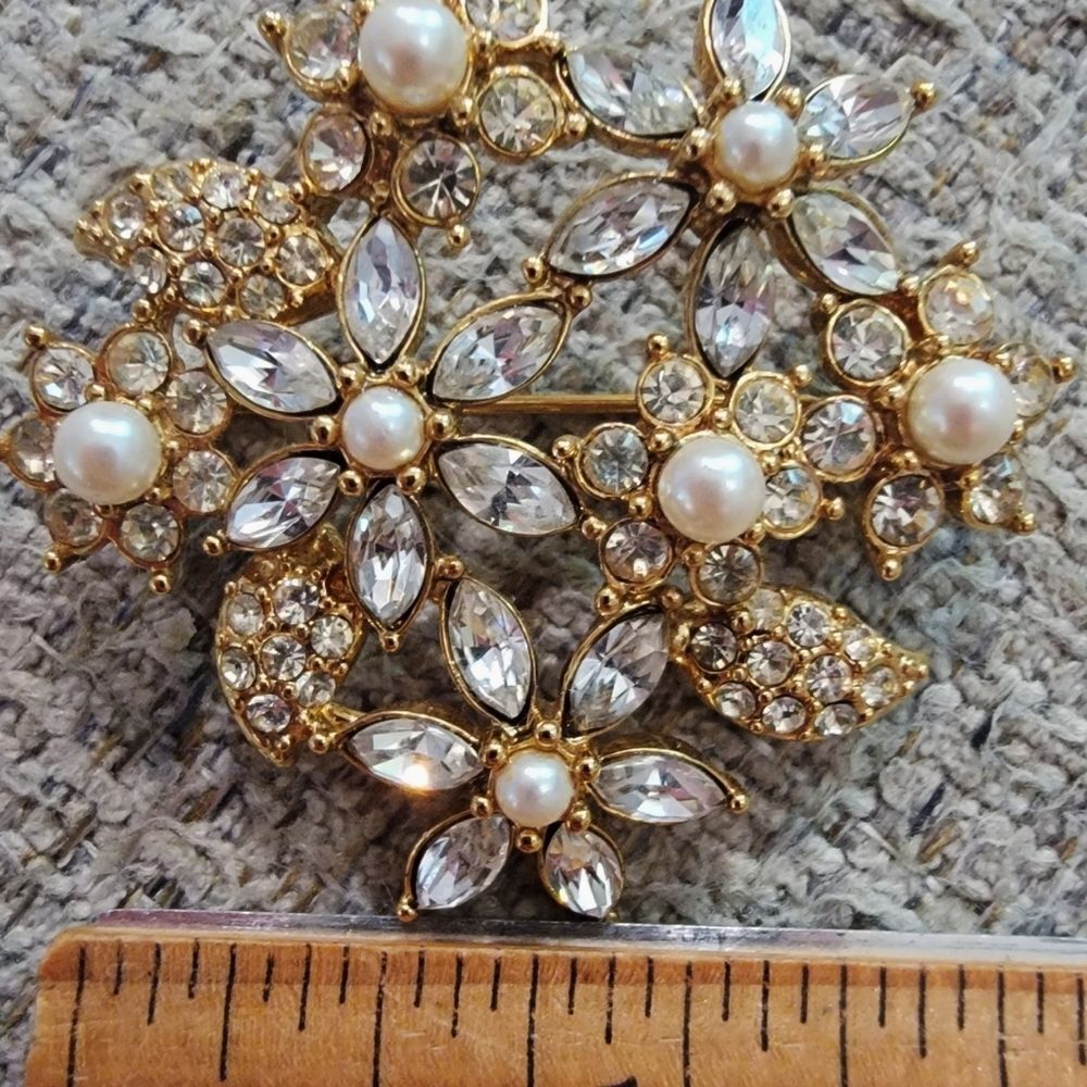 #Vintage #Monet 1.5" Gold-Tone Floral Brooch Pearls Rhinestones Excellent Cond - Picture 4 of 4